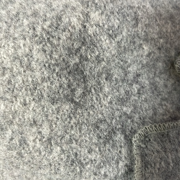 Cute grey wool hat in 100% wool. Fits average size head. Wool “flower” - Picture 4 of 10